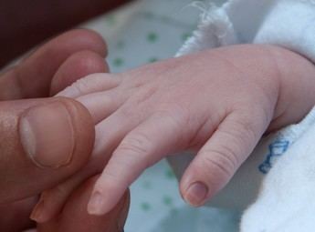 Más de 4.900 familias en C-LM se benefician del permiso de nacimiento ampliado a 19 semanas