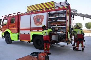 Incendio en fábrica de cortinas en Ontígola moviliza a seis parques de bomberos