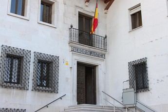 Piden 20 años de prisión para dos hombres por obligar a una mujer colombiana a prostituirse en Cuenca