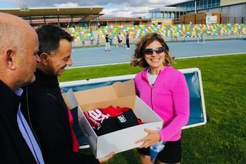 El Alcalde de Albacete presenta la nueva equipación para las 'liebres' de la 10K del 23 de mayo