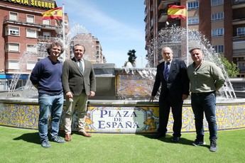 Inauguran fuente restaurada en la Plaza de España de Talavera con cerámica y nueva iluminación