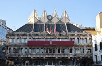 Cañizares defiende su gestión en Ciudad Real con un 80% de cumplimiento, mientras la oposición critica abandono en barrios