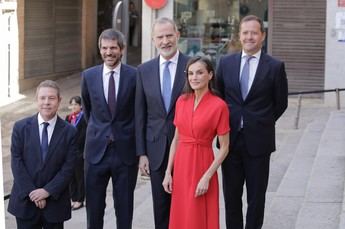 Los Reyes Felipe VI y Letizia son recibidos con entusiasmo en Toledo durante la entrega de Medallas de Oro