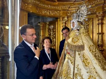 La Virgen de los Llanos recibe el bastón de Alcaldesa Perpetua en su 70 aniversario de coronación