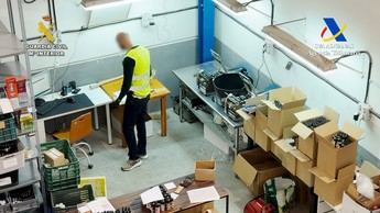 Desmantelan nave ilegal de productos de vapeo en Granada y detienen a tres personas