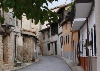 Castilla-La Mancha evalúa un programa para promover el alquiler de viviendas rurales vacías