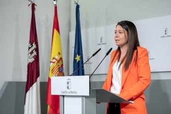 García Torijano destaca la importancia de los servicios para mayores en su visita a El Torno y Porzuna
