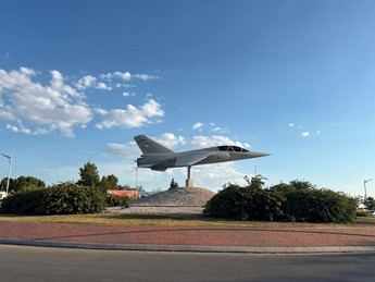 Inauguran rotonda del Mirage en Albacete con exhibición aérea de la Base Aérea