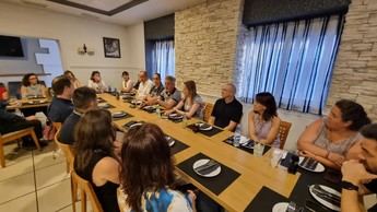 Jesús Martín se reúne con la comunidad educativa de Valdepeñas para fomentar el diálogo y mejorar los colegios
