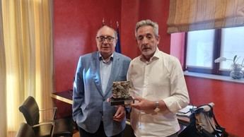 Valdepeñas recibe el primer corcho de alcornoques para tapones de vino