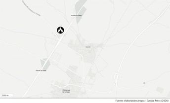 Aumentan los bomberos para combatir un incendio en una chatarrería de Yuncler