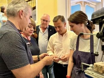 Albacete destina 60.000 euros a Fudecu para formar a trabajadores de la cuchillería