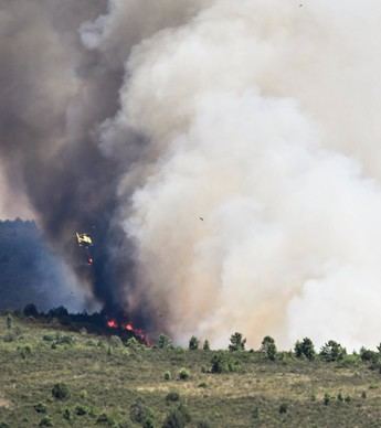 Medios aéreos reanudan lucha contra incendio en La Mierla, que ya arrasó 3.843 hectáreas