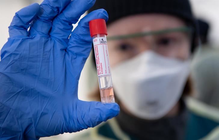 Castilla-La Mancha consigue validar con éxito los test rápidos que ha adquirido y este domingo empieza su distribución