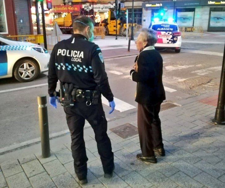 La Policía de Albacete lleva a una anciana con demencia a su casa tras saltarse el confinamiento
