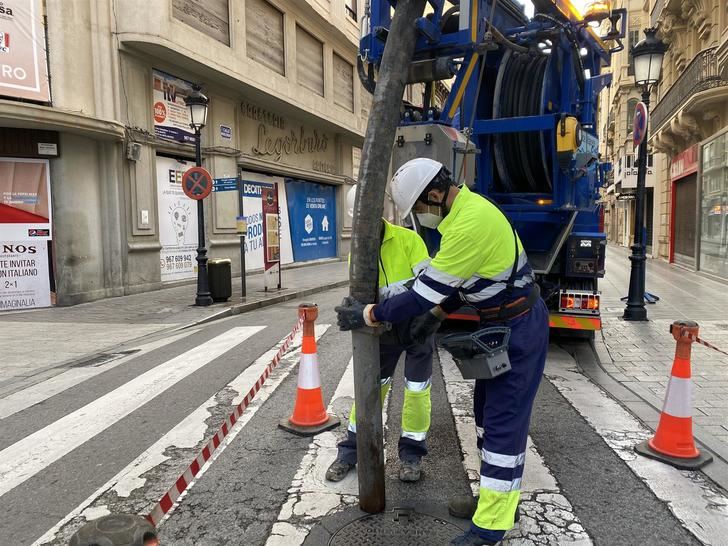 Albacete refuerza la limpieza de su saneamiento y revisa los sumideros en viviendas y edificios ante las lluvias