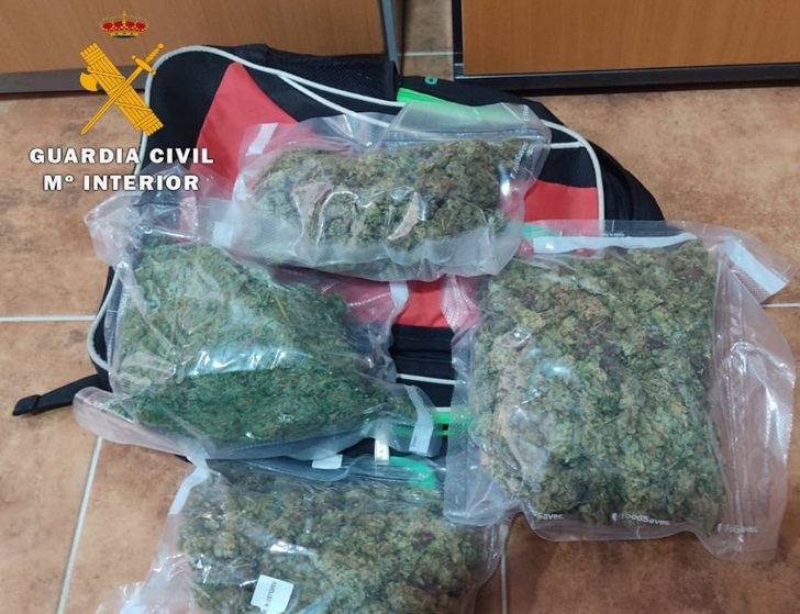 Tres detenidos en Hellín tras ser sorprendidos con 800 gramos de marihuana en el vehículo en el que viajaban