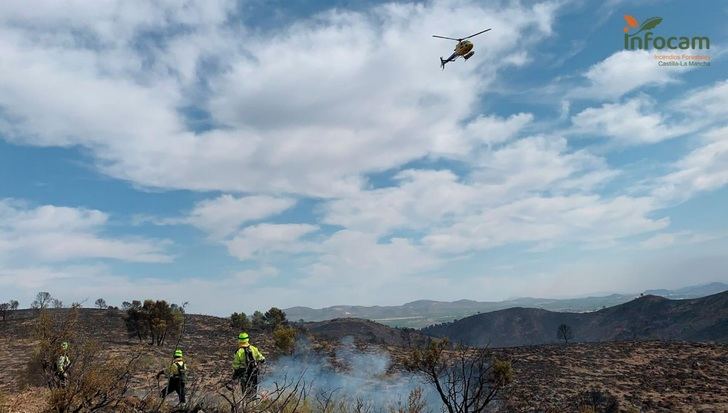 Más de 60 medios y casi 300 personas continúan en las labores de extinción del incendio de Liétor