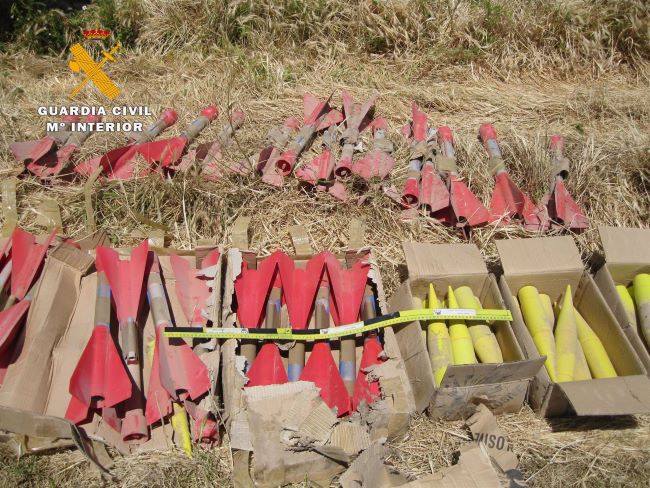 La Guardia Civil neutraliza 31 cohetes granífugos en mal estado de conservación en una finca de Tinajeros