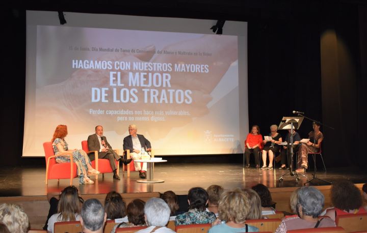 Sáez insta a retomar la 'conciencia' del buen trato y el respeto a los mayores de Albacete