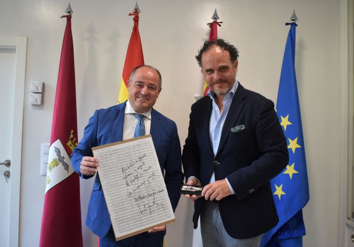 Albacete recibe la cuarta hoja del manuscrito de la obra 'Canto a Castilla-La Mancha', 'un homenaje a la ciudad'