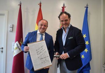 Albacete recibe la cuarta hoja del manuscrito de la obra 'Canto a Castilla-La Mancha', 'un homenaje a la ciudad'