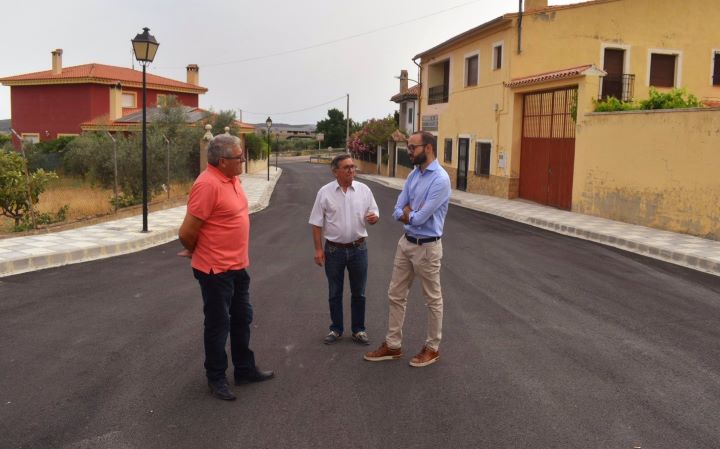 Alatoz mejora abastecimiento de agua potable, pavimentación de calles y arregla caminos rurales con ayuda de Diputación