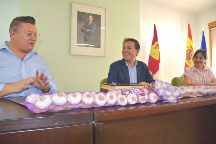 El sector del ajo de Albacete y sus proyectos de investigación reciben un impulso por parte de Diputación de 6.000 euros