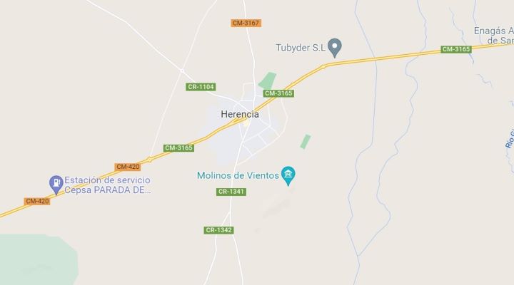 El incendio de un camión que transportaba colchones obliga a cortar un carril de la A-4 en Herencia