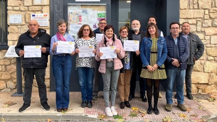 Los ocho participantes del taller de Recual de Lezuza (Albacete) realizan actuaciones de mejora en el parque de Libisosa