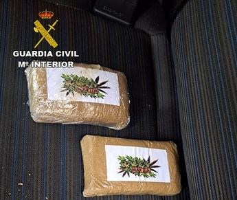Detienen a tres personas en Azuqueca por estar en posesión de tres tabletas de 100 gramos de hachís