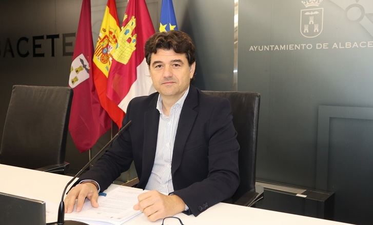 El Ayuntamiento Albacete instalará diez pantallas informativas de plazas libres en aparcamientos públicos