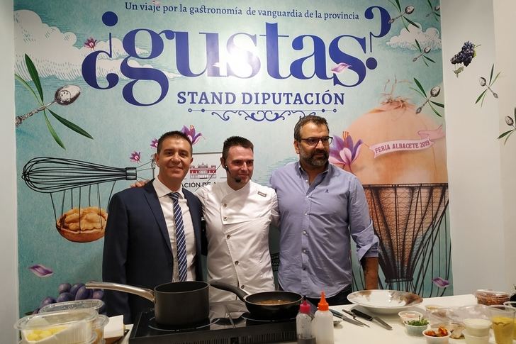 Gastronomía. Fran Martínez prepara en el stand de Diputación de Albacete un plato de dos Estrellas Michelín