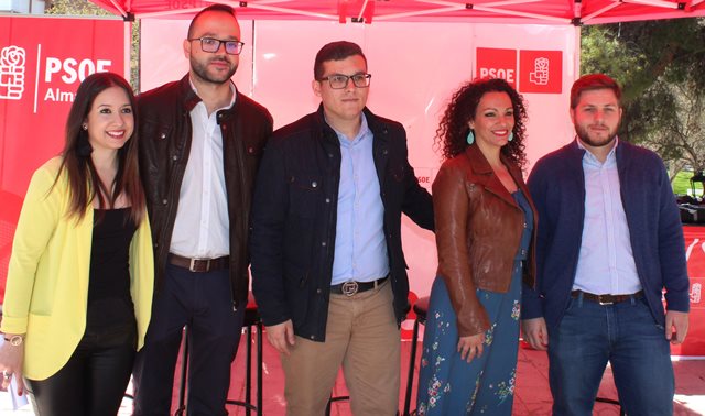 Encuentro con jóvenes de Almansa del candidato del PSOE al Senado, Fran Valera