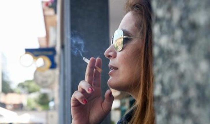 Castilla-La Mancha estudia prohibir fumar en la calle y sugiere articular la medida a nivel nacional