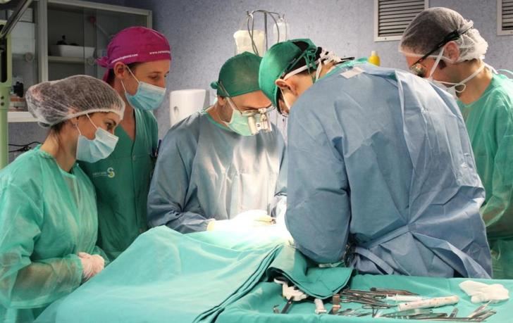 El GAI de Albacete forma a sus residentes en técnicas microquirúrgicas para reconstrucciones mamarias