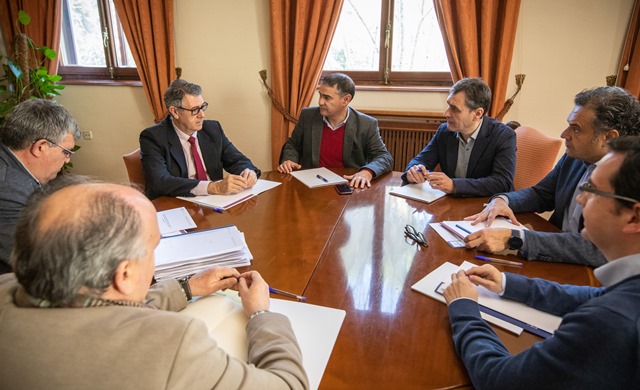 Gobierno y Confederación del Segura se comprometen a resolver expedientes de regantes de Hellín