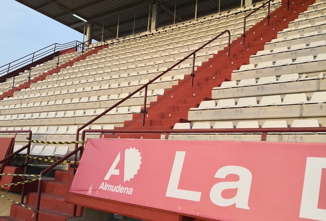 El Alba urge al Ayuntamiento a arreglar el Gol Sur pero mantiene cerrada en buena parte la grada de Tribuna de Marcador.