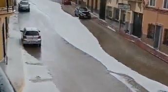 Impresionante granizada en Pozo Cañada, con varios centímetros cubriendo las calles de la localidad