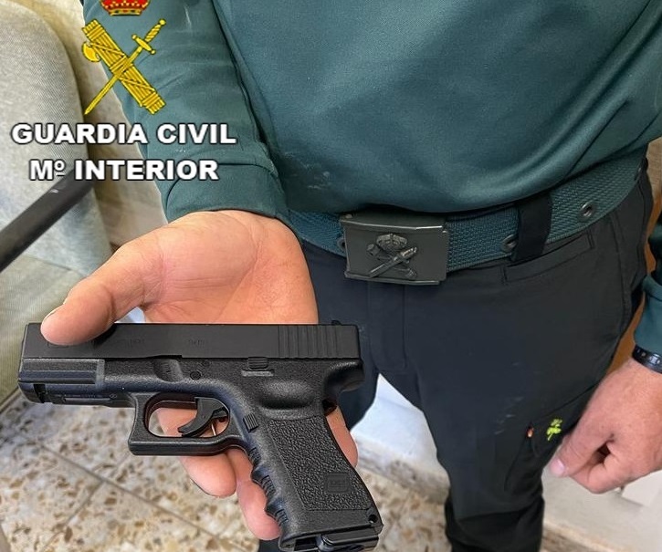 Detenido en Guadalajara por encañonar a un guardia civil con un arma simulada y circular 13 kilómetros en sentido contrario