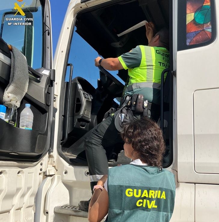 La Guardia Civil de Albacete investiga al conductor de un camión fugado tras un accidente con un joven muerto y tres heridos
