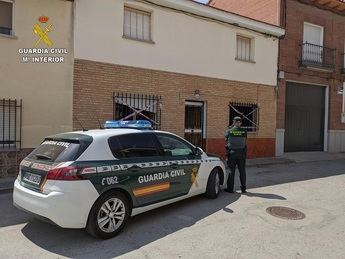 La Guardia Civil rescata a un hombre de 76 años del incendio de su vivienda en Carmena (Toledo)