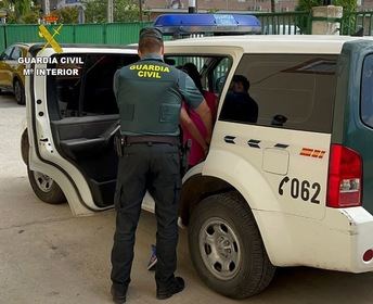 La Guardia Civil investiga el hallazgo de un hombre de 65 años en un coche quemado