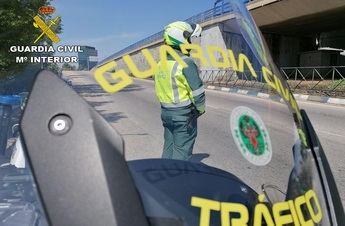 La Guardia Civil de Guadalajara investiga al conductor de un camión que conducía con documentación falsificada