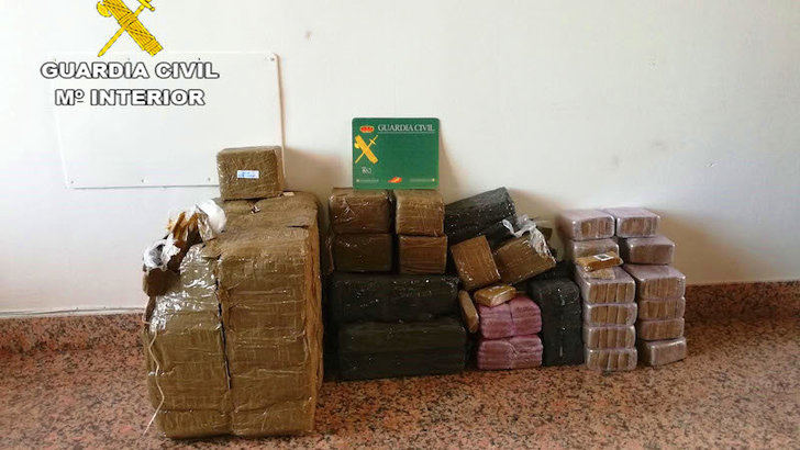 Huye tras incautar la Guardia Civil 60 kilos de hachís en su coche en la N-IV, en Ciudad Real