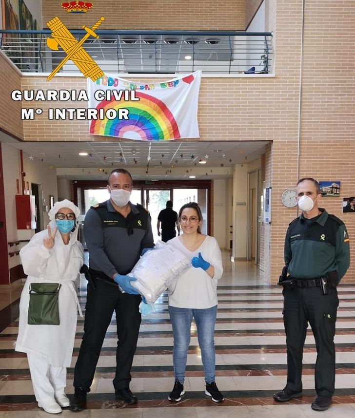  La Guardia Civil traslada material sanitario a residencias de su provincia de Albacete, donado por ACEPAIN