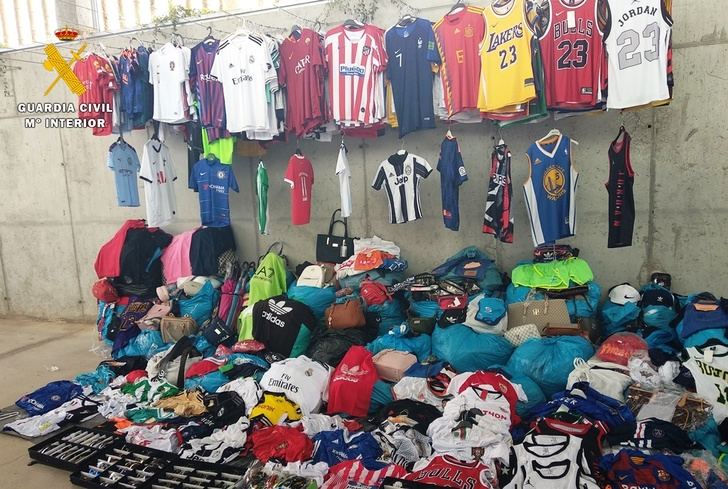 La Guardia Civil detiene a dos personas por vender ropa falsificada en el mercadillo de Liétor (Albacete)