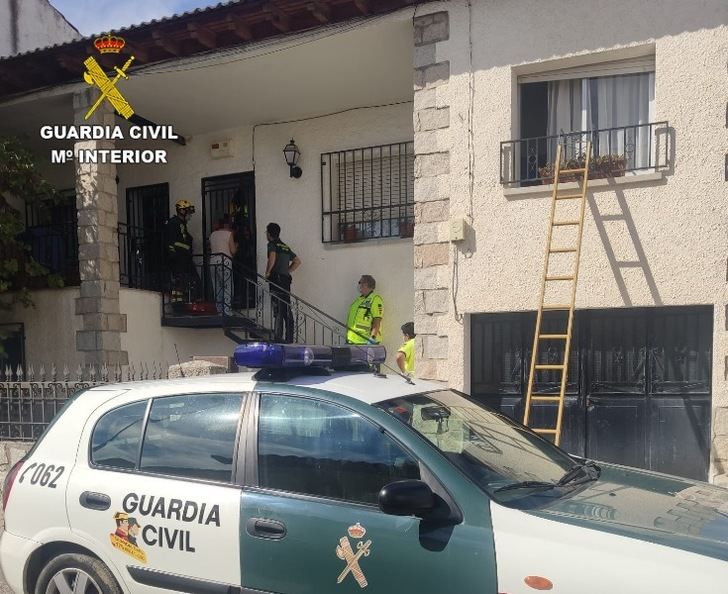 La Guardia Civil auxilia a una anciana que se había desmayado y golpeado en la cabeza en su casa en Yunclillos (Toledo)