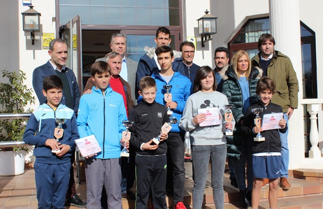 Guillermo García López entregó los premios del Torneo a beneficio de Afanion, en el Club de Tenis Albacete