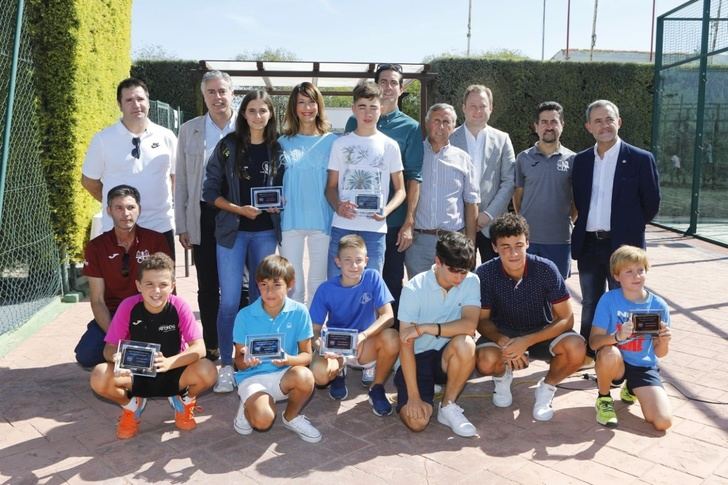 Guillermo García López entrega los premios del torneo de jóvenes promesas del Club Tenis Albacete